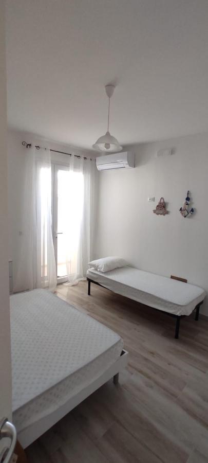 Vistamare2: Beachfront Retreat with BBQ and Exclusive Parking Torre Pali Exterior photo