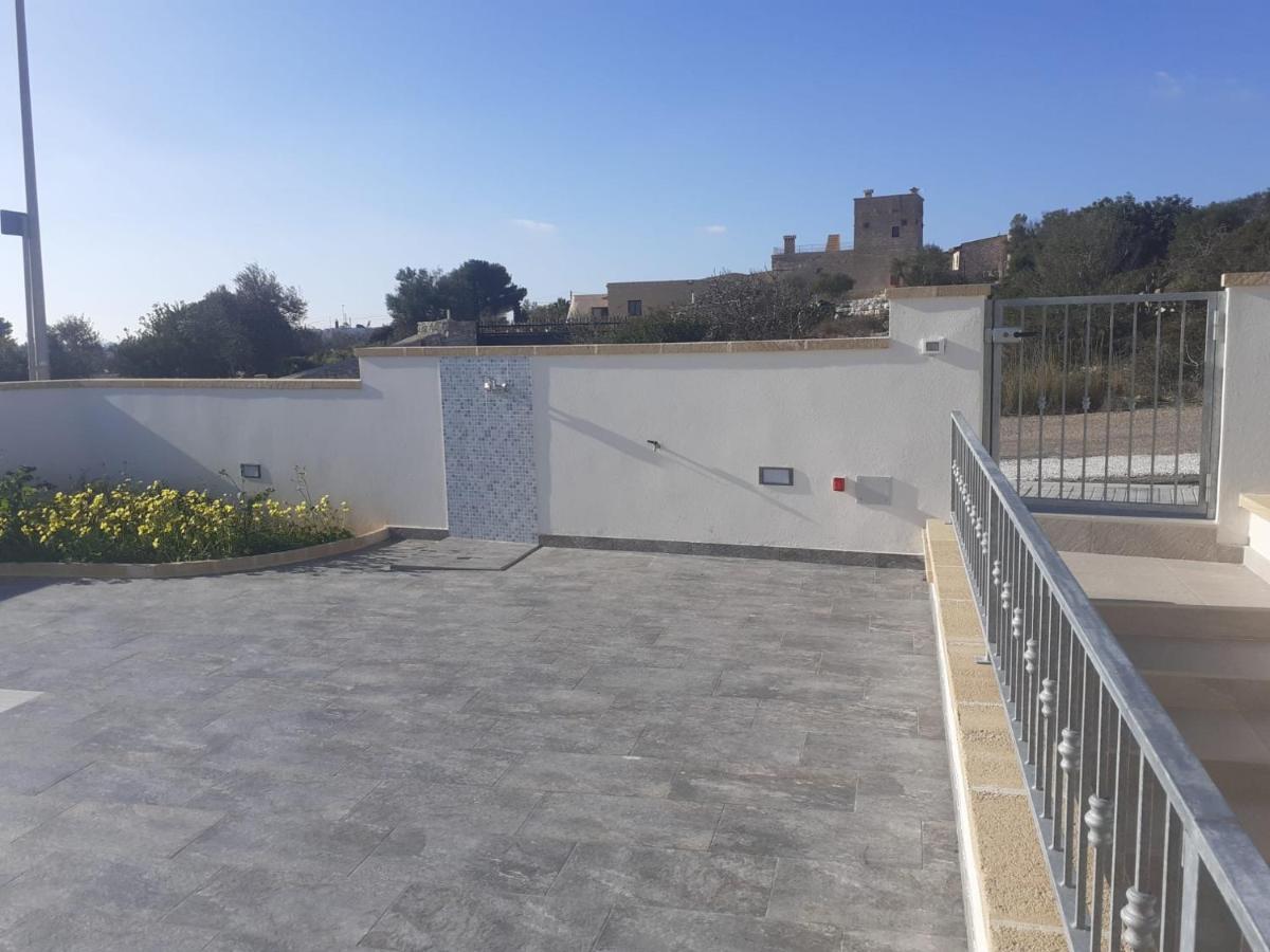 Vistamare2: Beachfront Retreat with BBQ and Exclusive Parking Torre Pali Exterior photo