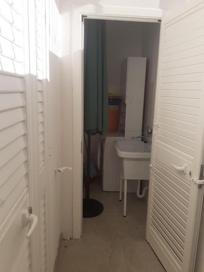 Vistamare2: Beachfront Retreat with BBQ and Exclusive Parking Torre Pali Exterior photo